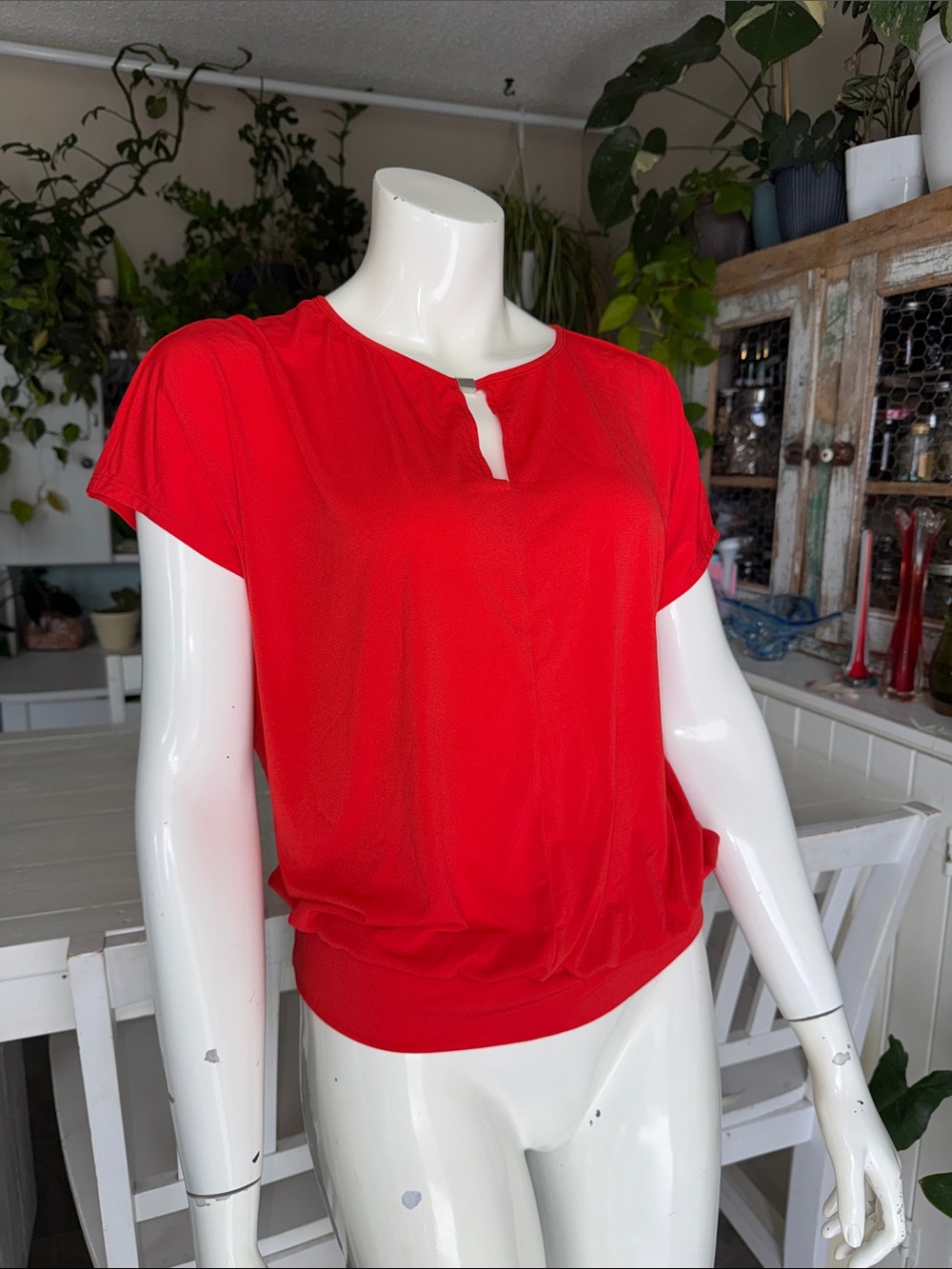 Suzy Shier Red Short Sleeve Keyhole Blouse